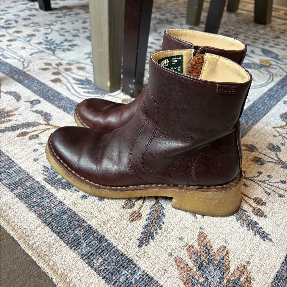 Roots Women's Dark Brown Side-Zip Leather Boots, Size 7 - Picture 2 of 12